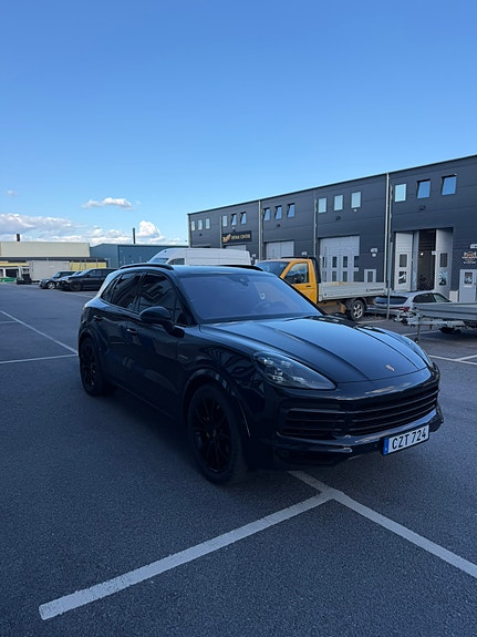 Porsche Cayenne 3 of 5