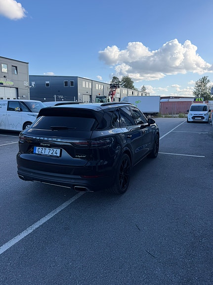 Porsche Cayenne 2 of 5