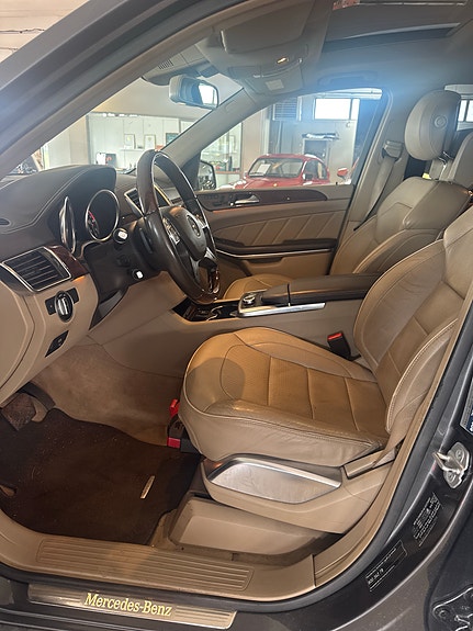 Mercedes-Benz GL500 5 of 9