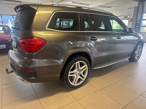 Mercedes-Benz GL500 2 of 9