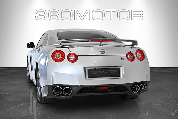 Nissan GT-R 8 of 13