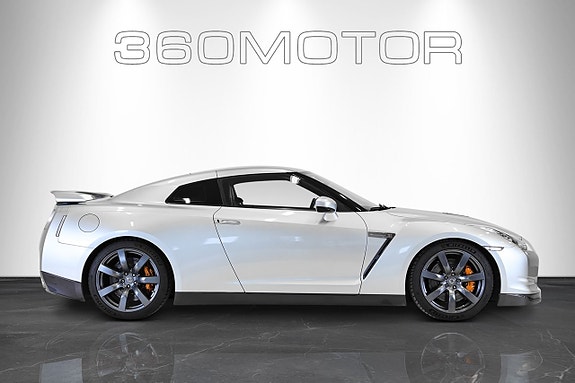 Nissan GT-R 3 of 13