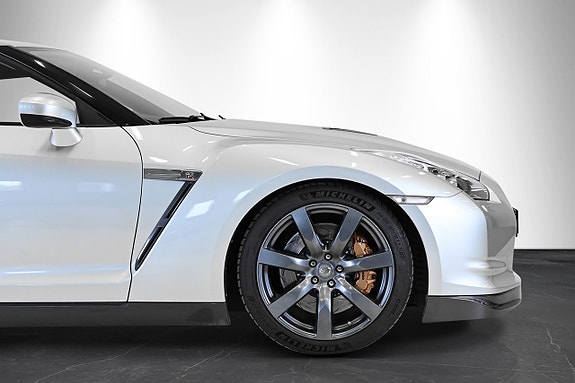 Nissan GT-R 4 of 13