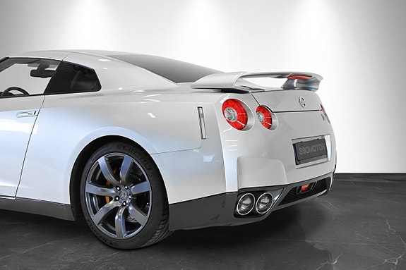 Nissan GT-R 7 of 13