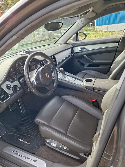 Porsche Panamera 4 7 of 11
