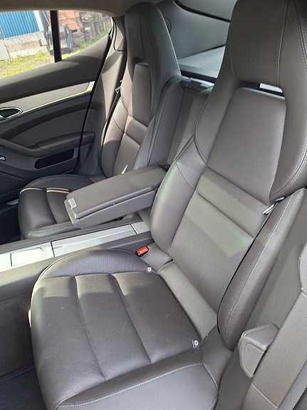 Porsche Panamera 4 9 of 11