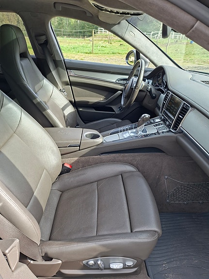 Porsche Panamera 4 10 of 11