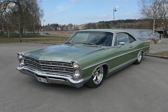 Ford Galaxie 2 of 16