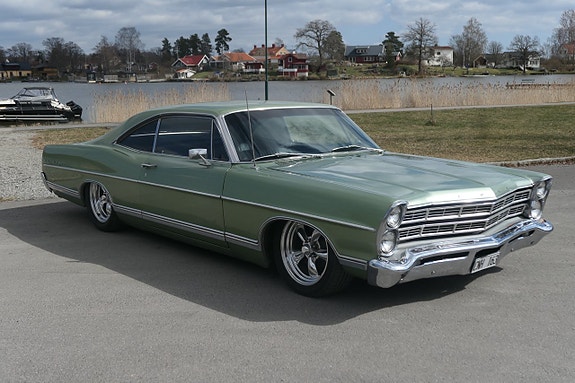 Ford Galaxie 4 of 16