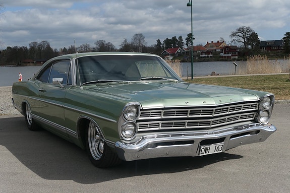 Ford Galaxie 3 of 16