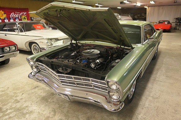 Ford Galaxie 14 of 16