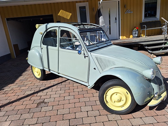 Citroen 2CV 2 of 5