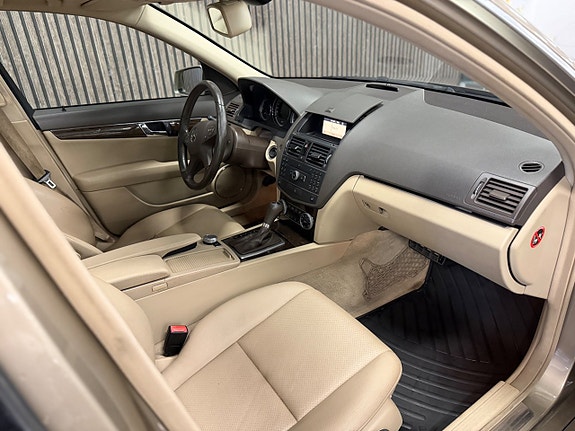 Mercedes-Benz C180 11 of 29