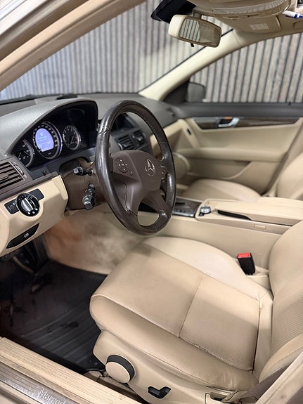 Mercedes-Benz C180 26 of 29