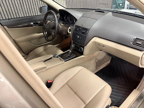Mercedes-Benz C180 8 of 29