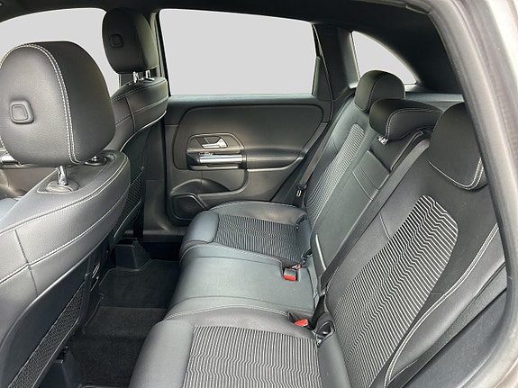 Mercedes-Benz B180 11 of 13