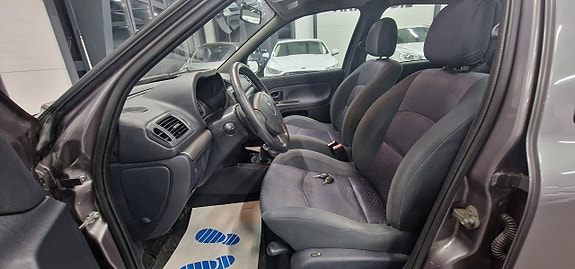 Renault Clio 10 of 13