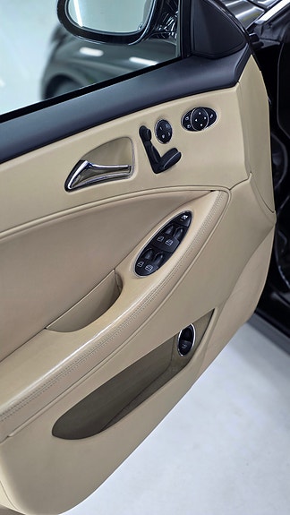 Mercedes-Benz CLS55 9 of 12