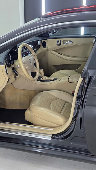 Mercedes-Benz CLS55 8 of 12