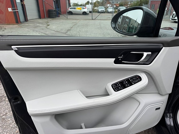 Porsche Macan 22 of 29