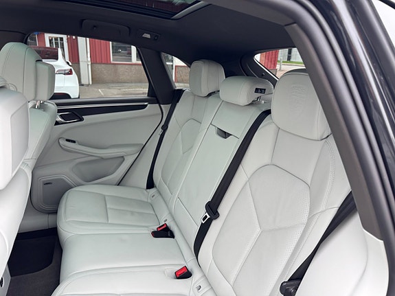 Porsche Macan 23 of 29