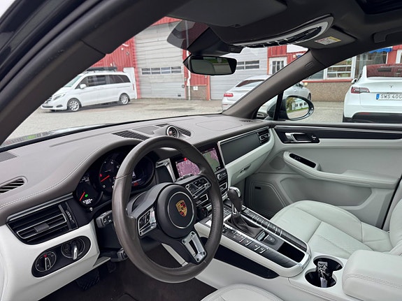 Porsche Macan 28 of 29