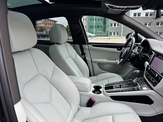Porsche Macan 14 of 29