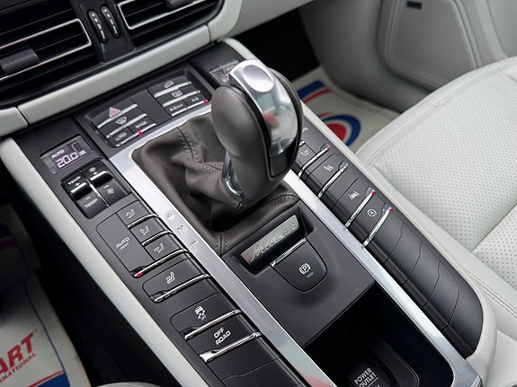 Porsche Macan 8 of 29