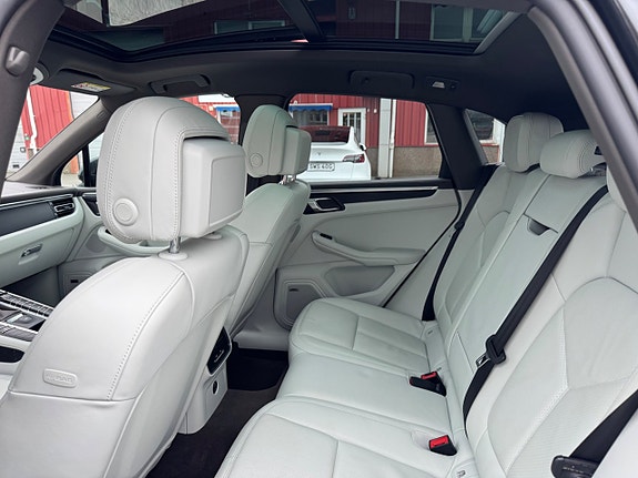 Porsche Macan 25 of 29