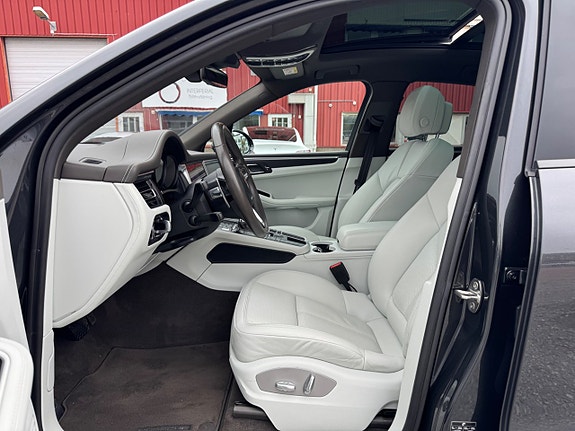 Porsche Macan 29 of 29