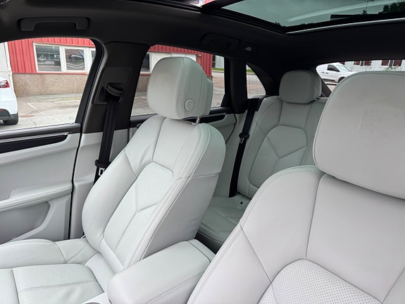 Porsche Macan 27 of 29