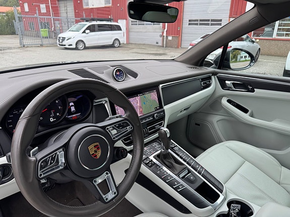 Porsche Macan 26 of 29