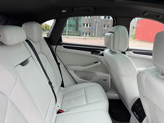 Porsche Macan 16 of 29