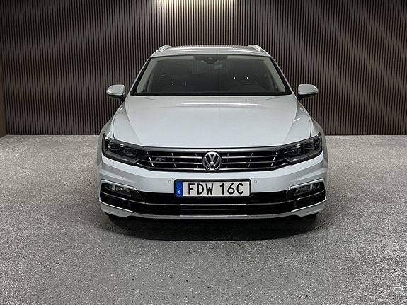 Volkswagen Passat 2 of 23