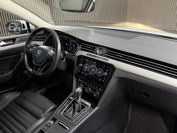 Volkswagen Passat 13 of 23