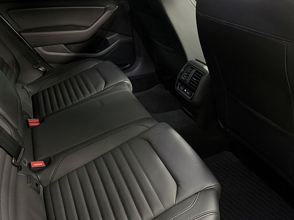 Volkswagen Passat 19 of 23