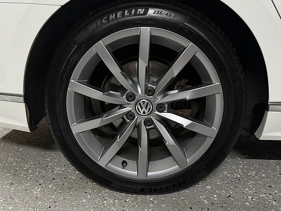 Volkswagen Passat 9 of 23