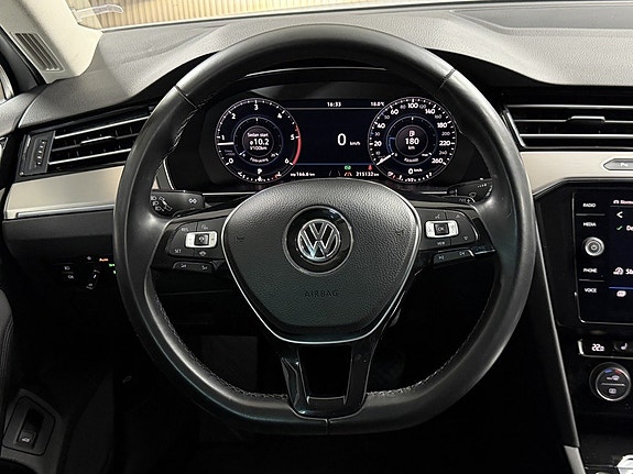 Volkswagen Passat 14 of 23