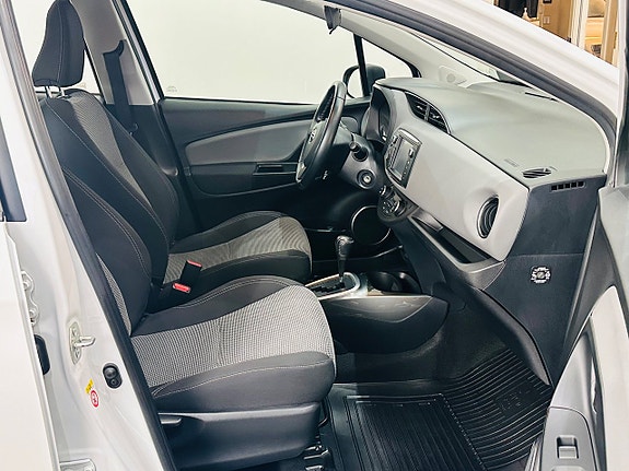 Toyota Yaris 13 of 19