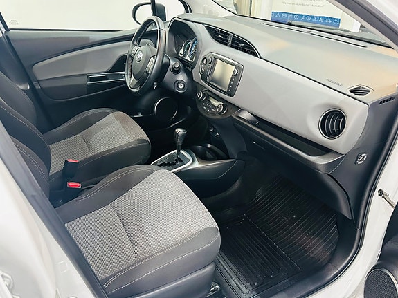 Toyota Yaris 15 of 19