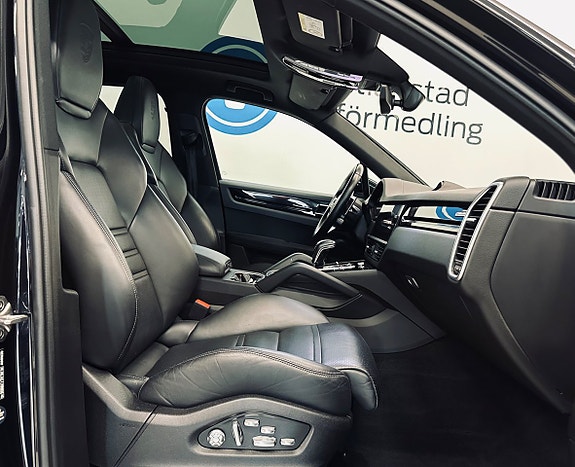 Porsche Cayenne 9 of 14