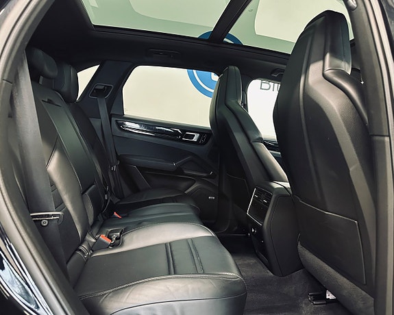 Porsche Cayenne 10 of 14