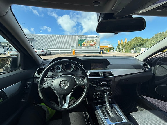 Mercedes-Benz C220 3 of 9