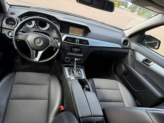 Mercedes-Benz C220 7 of 9