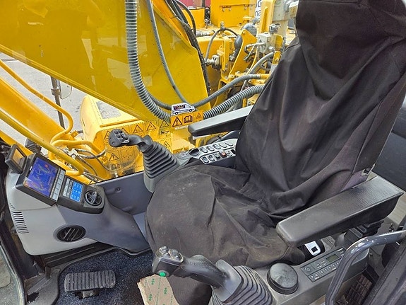 Komatsu HB 215 Hybrid 7 of 10