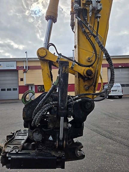 Komatsu HB 215 Hybrid 6 of 10