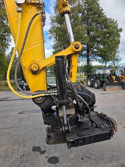Komatsu HB 215 Hybrid 5 of 10