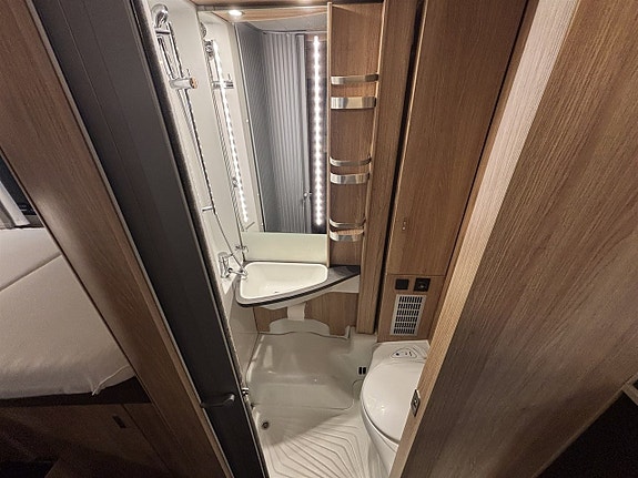 Knaus 650 MEG SKY (130hk) Året runt 12 of 27