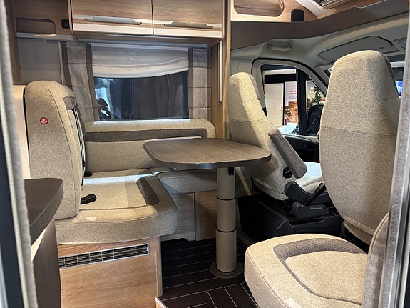 Knaus 650 MEG SKY (130hk) Året runt 5 of 27