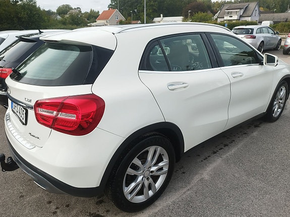 Mercedes-Benz GLA220 2 of 3